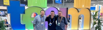 Tre membri del team Sourcesense posano davanti alla scritta colorata “Team” durante l’evento Atlassian Team ’25 Europe a Barcellona