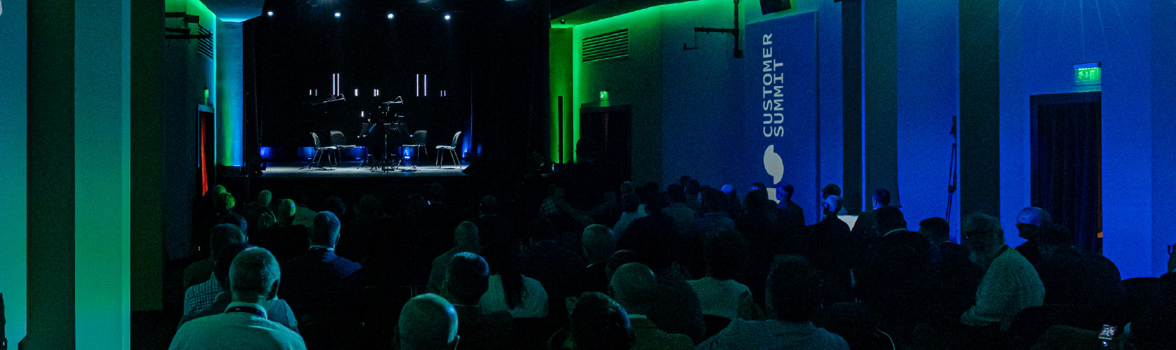 platea rivolta verso un palco